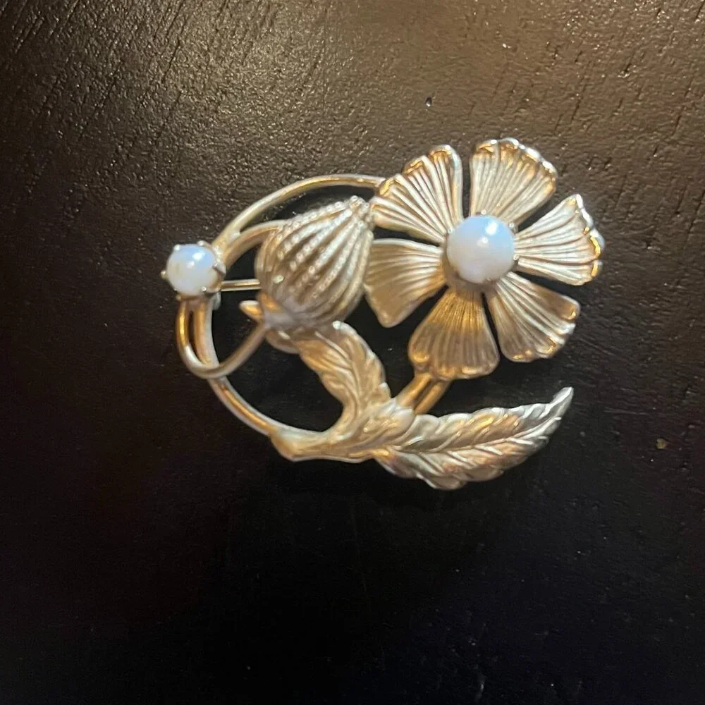 Vintage Matte Gold Tone Floral Brooch with Faux Pearl Accents